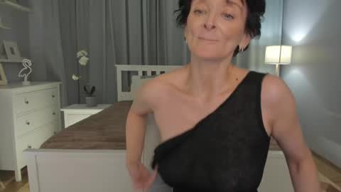 Snapshot of simonadebeauvoir chatting on February 12, 2025, 4:33 pm Simona online show from February 12, 2025, 4:33 pm