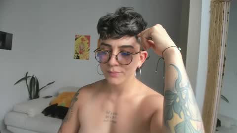 Snapshot of simone_4201 chatting on December 6, 2024, 8:29 pm Sim. online show from December 6, 2024, 8:29 pm