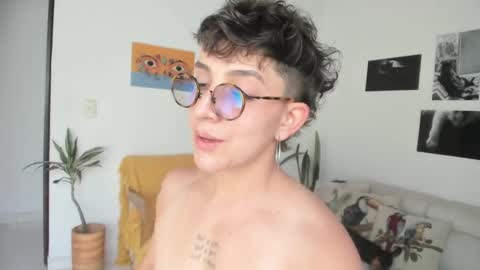 Snapshot of simone_4201 chatting on January 18, 2025, 7:37 pm Sim. online show from January 18, 2025, 7:37 pm