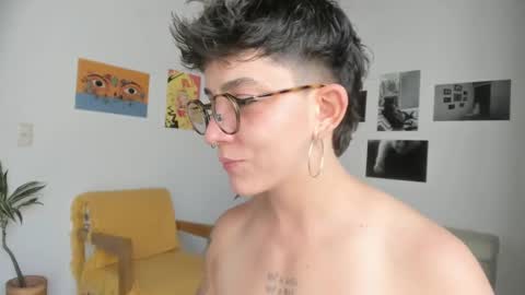 Snapshot of simone_4201 chatting on January 20, 2025, 6:43 pm Sim. online show from January 20, 2025, 6:43 pm