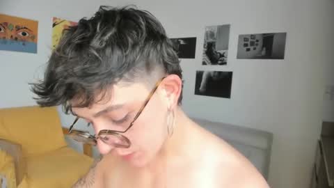 Snapshot of simone_4201 chatting on January 22, 2025, 7:45 pm Sim. online show from January 22, 2025, 7:45 pm