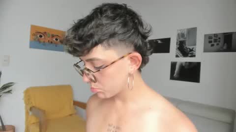 Snapshot of simone_4201 chatting on February 3, 2025, 5:35 pm Sim. online show from February 3, 2025, 5:35 pm