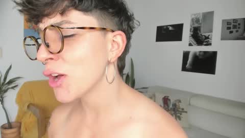 Snapshot of simone_4201 chatting on February 10, 2025, 9:04 pm Sim. online show from February 10, 2025, 9:04 pm