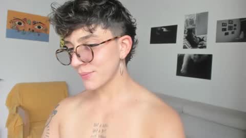 Snapshot of simone_4201 chatting on February 12, 2025, 5:37 pm Sim. online show from February 12, 2025, 5:37 pm