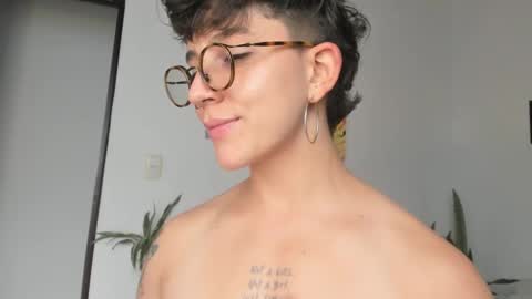 Snapshot of simone_4201 chatting on February 12, 2025, 8:40 pm Sim. online show from February 12, 2025, 8:40 pm