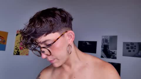 Snapshot of simone_4201 chatting on September 30, 2025, 6:24 pm Sim. online show from September 30, 2025, 6:24 pm