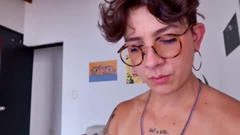 Snapshot of simone_4201 chatting on October 26, 2025, 7:42 pm Sim. online show from October 26, 2025, 7:42 pm