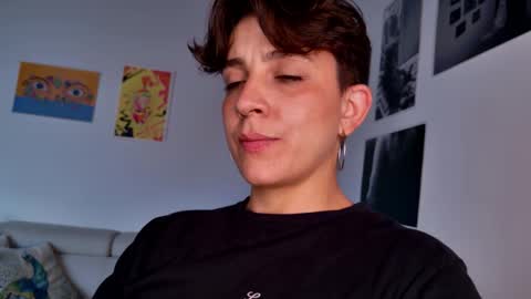 Snapshot of simone_4201 chatting on October 27, 2025, 9:52 pm Sim. online show from October 27, 2025, 9:52 pm