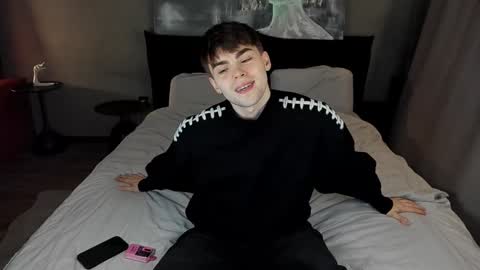 Snapshot of simonwnl chatting on December 5, 2024, 6:44 pm Simon online show from December 5, 2024, 6:44 pm