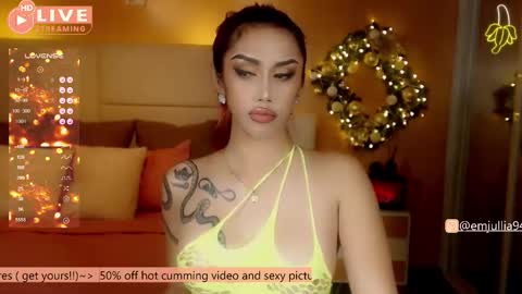 Snapshot of simplyjullia chatting on December 8, 2024, 11:29 pm online show from December 8, 2024, 11:29 pm