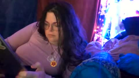 Snapshot of siofra chatting on November 7, 2025, 7:41 am Siofra online show from November 7, 2025, 7:41 am