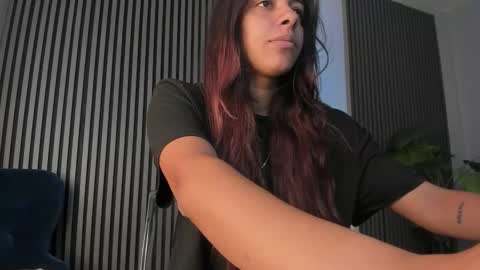 Snapshot of sisi_von_dee chatting on September 29, 2025, 5:34 am Dee online show from September 29, 2025, 5:34 am