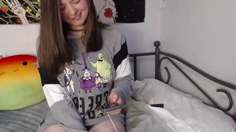 sk8t3rgurl online show from November 9, 2025, 4:00 am