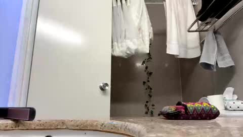 skeeelow online show from November 11, 2025, 10:37 am