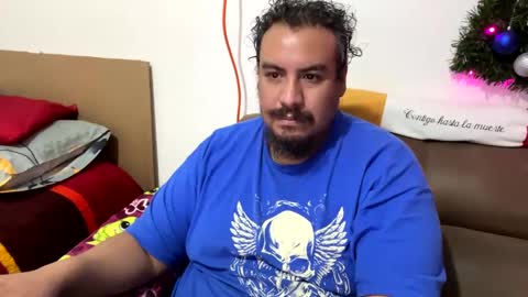 Snapshot of skinhell chatting on December 24, 2024, 12:11 am Elias online show from December 24, 2024, 12:11 am