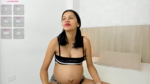 Snapshot of skinny_lilly chatting on December 15, 2025, 11:36 am lilly online show from December 15, 2025, 11:36 am