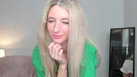 Snapshot of skinnyladyy chatting on February 26, 2025, 5:09 am Skinnyladyy online show from February 26, 2025, 5:09 am