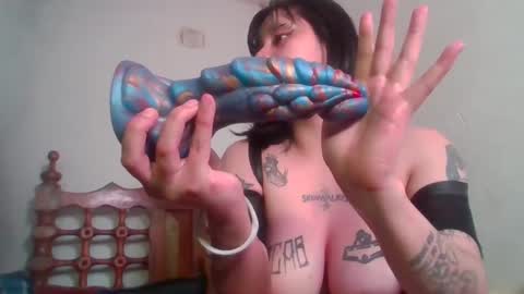 Snapshot of skinwalker_2712 chatting on October 12, 2025, 5:06 am Skin online show from October 12, 2025, 5:06 am