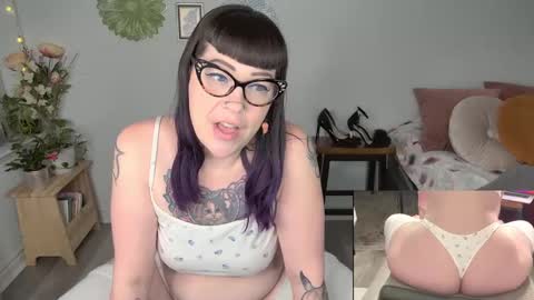Snapshot of skylar_bird chatting on February 12, 2025, 1:19 am skylar bird online show from February 12, 2025, 1:19 am