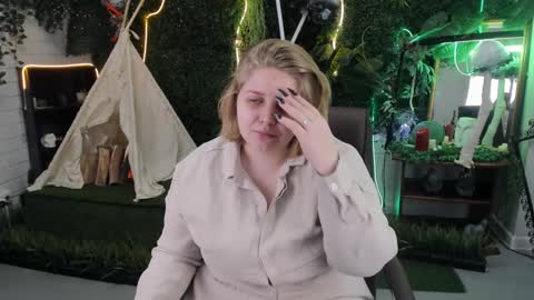 Snapshot of sladadeew chatting on January 30, 2025, 9:04 am Slada Deew online show from January 30, 2025, 9:04 am