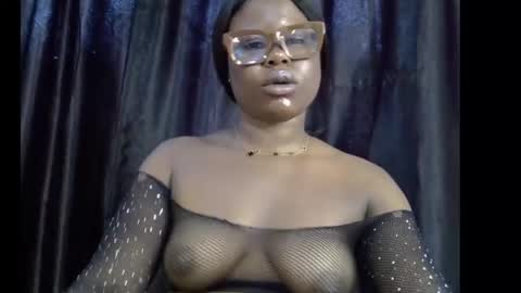 Snapshot of slim_thick12 chatting on November 11, 2025, 9:42 am Tems online show from November 11, 2025, 9:42 am