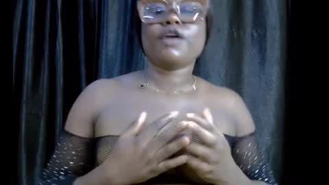 Snapshot of slim_thick12 chatting on November 11, 2025, 9:48 pm Tems online show from November 11, 2025, 9:48 pm