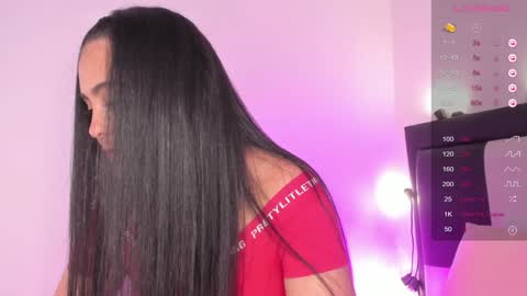 Snapshot of smiling__girl chatting on December 4, 2024, 8:40 pm online show from December 4, 2024, 8:40 pm