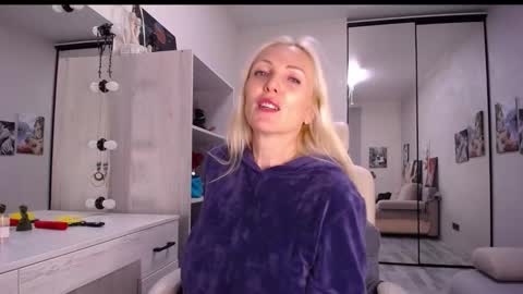 Monna online show from November 11, 2025, 3:01 pm