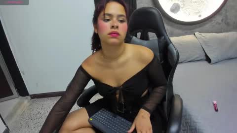 Sofa online show from September 14, 2025, 11:53 am