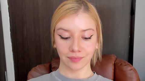 Snapshot of sofia_woodss chatting on December 3, 2024, 3:22 pm Sofia online show from December 3, 2024, 3:22 pm