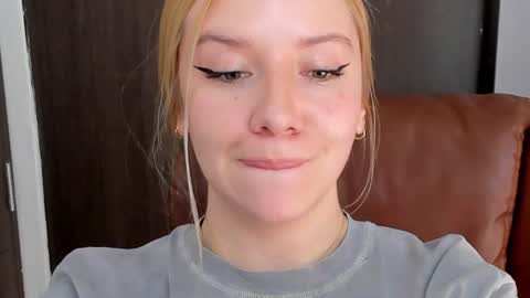 Snapshot of sofia_woodss chatting on December 3, 2024, 6:28 pm Sofia online show from December 3, 2024, 6:28 pm