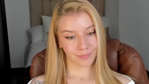 Snapshot of sofia_woodss chatting on December 9, 2024, 6:25 pm Sofia online show from December 9, 2024, 6:25 pm