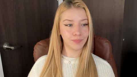 Snapshot of sofia_woodss chatting on December 10, 2024, 3:33 pm Sofia online show from December 10, 2024, 3:33 pm