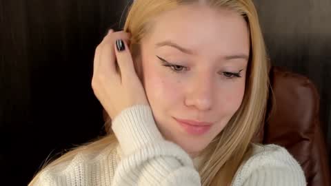 Snapshot of sofia_woodss chatting on December 10, 2024, 6:38 pm Sofia online show from December 10, 2024, 6:38 pm