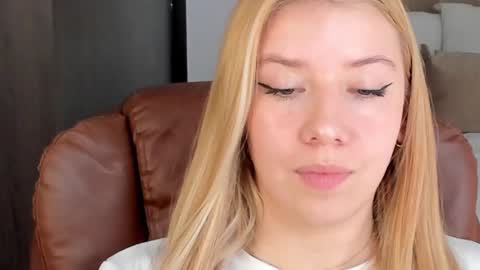 Snapshot of sofia_woodss chatting on December 18, 2024, 3:11 pm Sofia online show from December 18, 2024, 3:11 pm