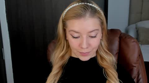 Snapshot of sofia_woodss chatting on December 19, 2024, 3:30 pm Sofia online show from December 19, 2024, 3:30 pm