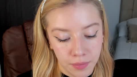 Snapshot of sofia_woodss chatting on December 19, 2024, 6:34 pm Sofia online show from December 19, 2024, 6:34 pm