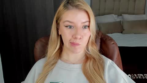 Snapshot of sofia_woodss chatting on December 20, 2024, 3:21 pm Sofia online show from December 20, 2024, 3:21 pm