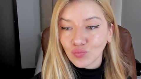 Snapshot of sofia_woodss chatting on December 29, 2024, 3:46 pm Sofia online show from December 29, 2024, 3:46 pm