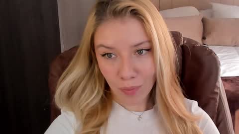 Snapshot of sofia_woodss chatting on January 3, 2025, 3:22 pm Sofia online show from January 3, 2025, 3:22 pm
