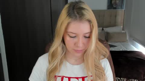 Snapshot of sofia_woodss chatting on January 8, 2025, 3:07 pm Sofia online show from January 8, 2025, 3:07 pm