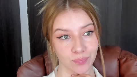 Snapshot of sofia_woodss chatting on January 28, 2025, 3:04 pm Sofia online show from January 28, 2025, 3:04 pm