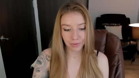 Snapshot of sofia_woodss chatting on February 25, 2025, 4:31 pm Sofia online show from February 25, 2025, 4:31 pm
