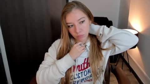 Snapshot of sofia_woodss chatting on March 6, 2025, 1:35 pm Sofia online show from March 6, 2025, 1:35 pm