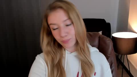 Snapshot of sofia_woodss chatting on March 6, 2025, 4:38 pm Sofia online show from March 6, 2025, 4:38 pm