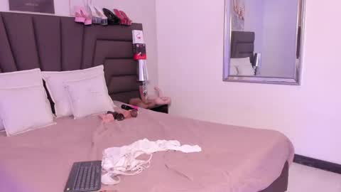 Snapshot of sofiperez_ chatting on September 24, 2025, 11:35 am online show from September 24, 2025, 11:35 am