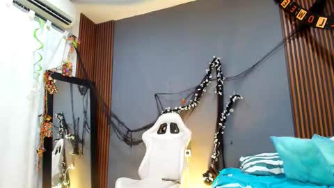 sofy west online show from October 29, 2025, 3:31 am