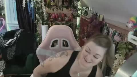 Snapshot of solesticia chatting on February 5, 2025, 10:22 pm solesticia online show from February 5, 2025, 10:22 pm