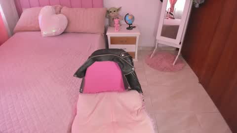 Snapshot of sophiaparker_ chatting on February 13, 2025, 12:21 pm online show from February 13, 2025, 12:21 pm