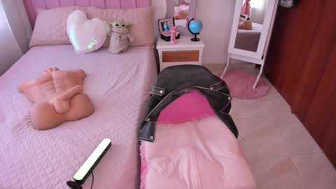 Snapshot of sophiaparker_ chatting on February 18, 2025, 11:33 am online show from February 18, 2025, 11:33 am